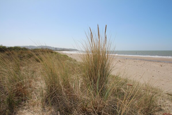 Der schöne feine Sandstrand im Naturschutzgebiet