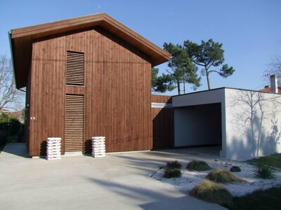 Arquitecto de personajes diseñado casa de madera con jardín privado con árboles.
