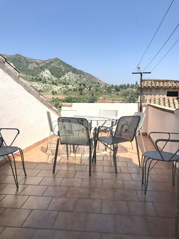 Terraza con barbacoa y vistas a la montaña