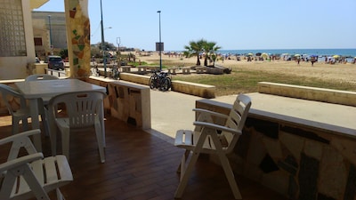 Acogedor apartamento con terraza en el paseo marítimo frente a la playa de Donnalucata.