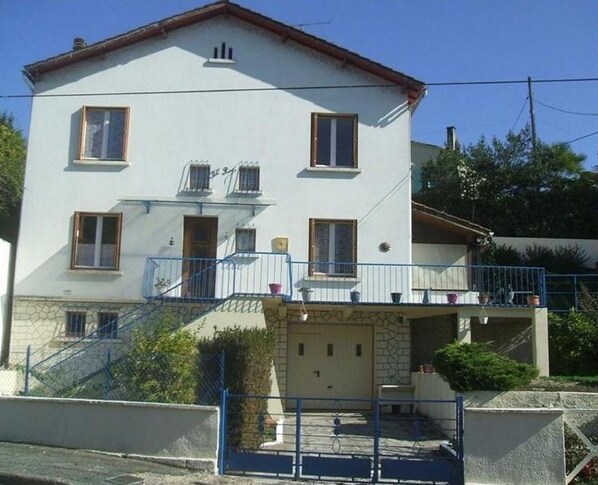 maison avec entrée privée à l arrière de celle-ci