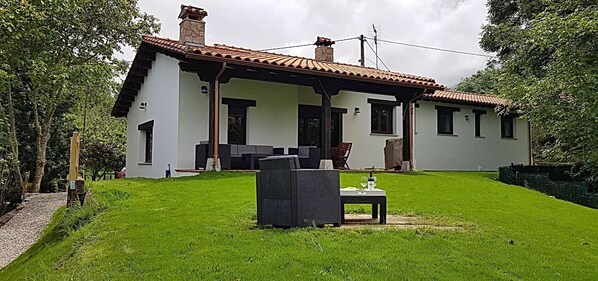 La Ayalga de Meluerda, vista de la casa con jardín privado