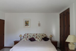 Master bedroom with kingsize bed