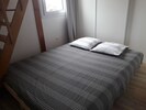 Chambre avec configuration lit double