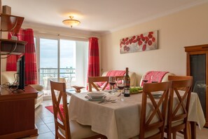 Sala e Mesa de Jantar / Livingroom and Dining table 