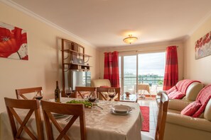 Sala e Mesa de Jantar / Livingroom and Dining table 











