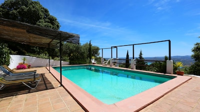 Characterful stylish Andalucian Cortijo - huge pool and panoramic lake/sea views