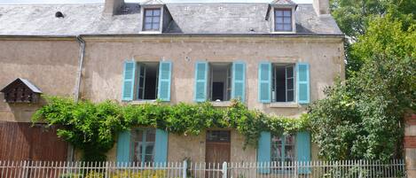 La maison est située en pleine vallée noire dite aussi pays de George Sand.