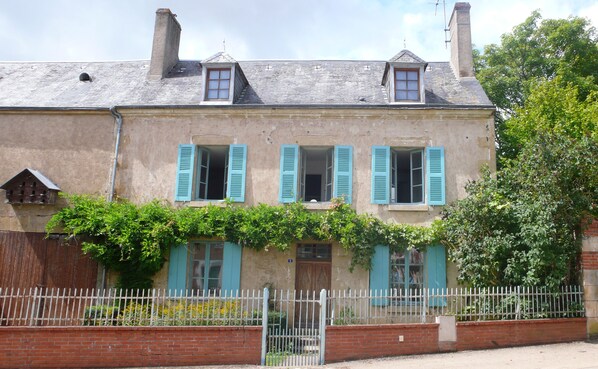 La maison est située en pleine vallée noire dite aussi pays de George Sand.