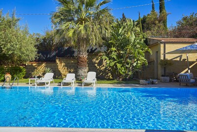 Villa Natino con piscina y jardín.