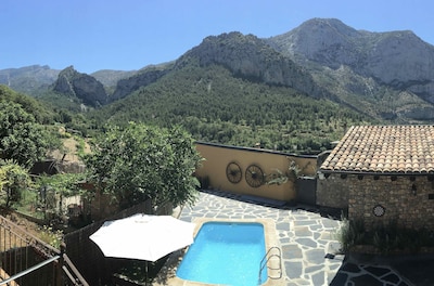 Casa de pueblo tradicional española con piscina y vistas a la montaña - Pirineos