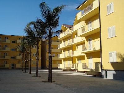 Aire acondicionado, piscina moderna, compartida, cerca de la playa y servicios.