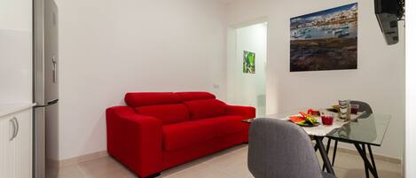 Nuestro apartamento con sofá rojo pasión...