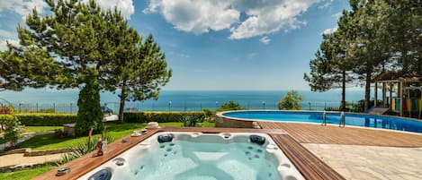 heated private pool, jacuzzi, sea view from the garden 