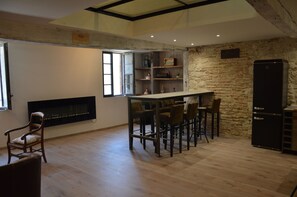 Coin salle à manger avec une grande cheminée décorative.