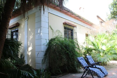 Casa señorial con amplio jardin tropical