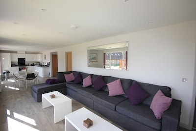 The Lodge At Flintstone Cottages Near Chichester and Goodwood Sleeps 6/8