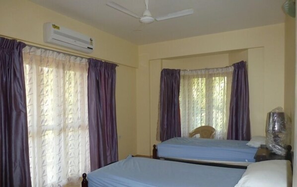 Guest bedroom, with fan and A/C and wardrobe