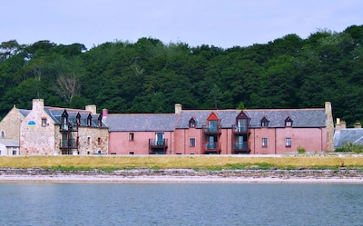 Dolphin Bay Suites - Superb Seafront Apartment Right on the Beach near Inverness