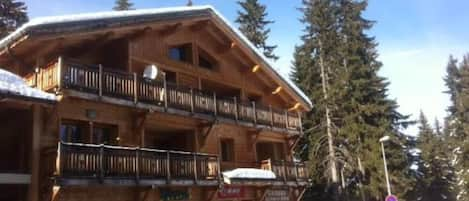 Chalet Les Carons. Appartment on large balcony