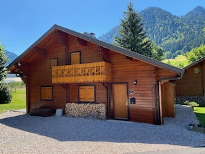 Detatched chalet in beautiful valley setting close to Chatel. 3 car parking