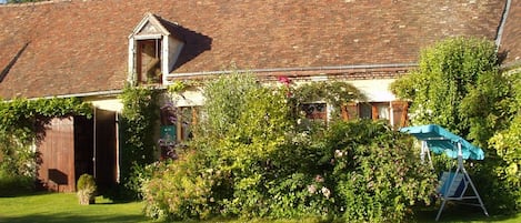 Le Gîte et son jardin. Le chemin goudronné s'arrête un peu plus loin à la ferme!