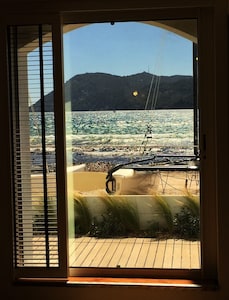 Rez-de-chaussée de villa posée sur le sable à 10 m de la mer, sur la Côte d'Azur