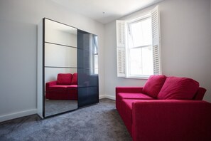 Mary Rose
1st Floor 2 Room apartment Kingsize studio Bed with TV lounge.
 