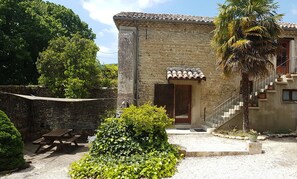 L'entrée du gîte et sa terrasse ombragée