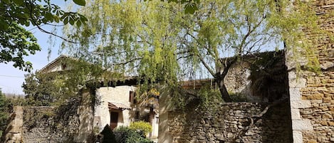 L'entrée dans la cour par le porche sous le saule