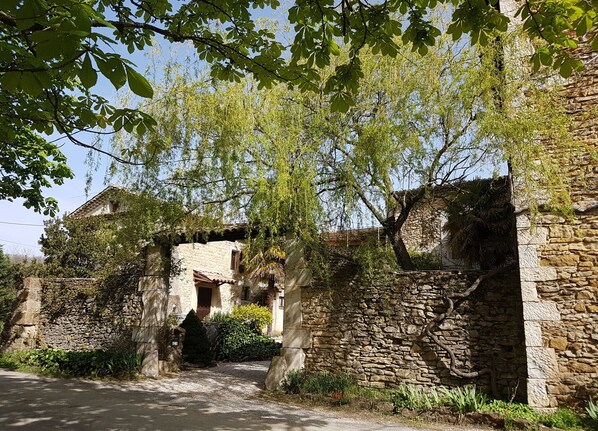 L'entrée dans la cour par le porche sous le saule