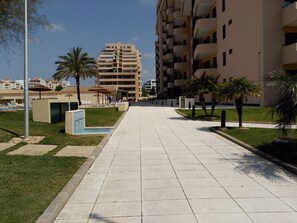 Entrada no condomínio pelo portão da praia