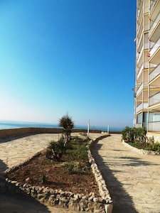 Apartment in complex with direct access to the sea