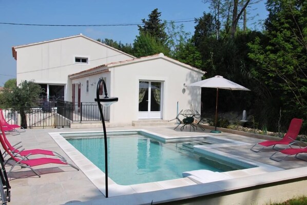 la cascadelle avec sa piscine et sa grande terrasse ensoleillées