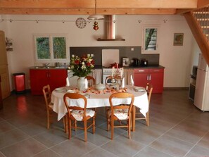 cuisine  équipée et coin repas chaleureux