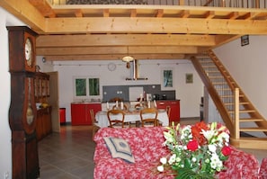 sĂ©jour, salle Ă manger et coin cuisine sur une surface de 50 mÂČ