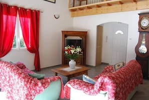 salon avec 2 banquettes et télé écran plat