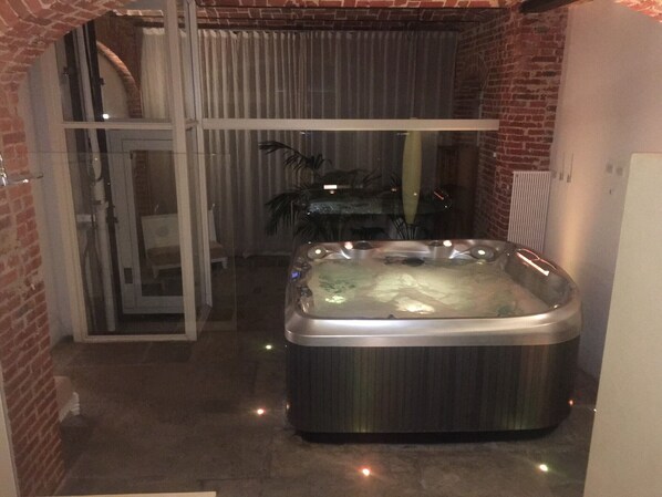 Indoor spa tub