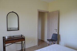 Kefalonia Skala apartments: 2 bedrooms, green lawn with sea view,shared pool,bar
