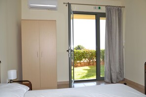 Kefalonia Skala apartments: 2 bedrooms, green lawn with sea view,shared pool,bar