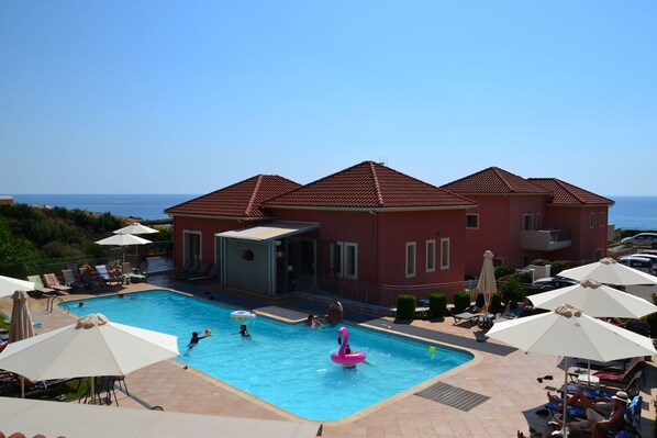 Kefalonia Skala apartments: 2 bedroom apartments with shared pool, bar
