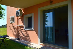 Kefalonia Skala apartments: 2 bedrooms, green lawn with sea view,shared pool,bar