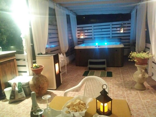 Indoor spa tub