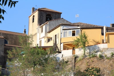 Altes Reihenhaus im Herzen des alten Dorfes Riace mit Gartenterrasse