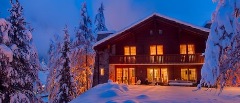  Chalet les Ecureuils at night.