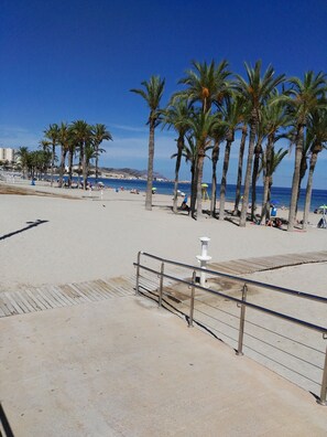 Otra vista de la Playa Centro  con servicios de sombrillas, hamacas, .....