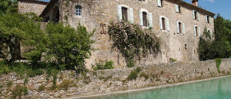 Grand mas du 16ème siècle,complètement aménagé, 18 personnes, piscine, tennis.