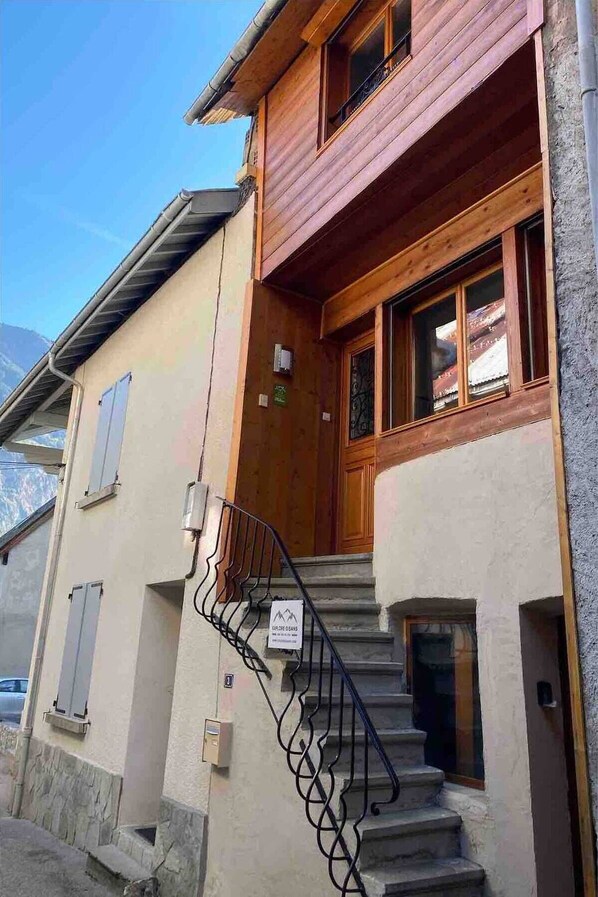 This pretty town house has the prefect location in the centre of Bourg d'Oisans
