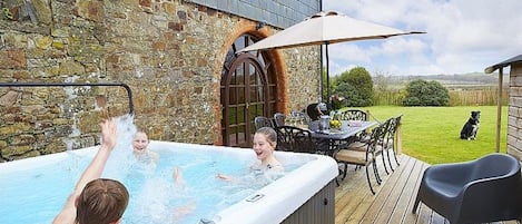 THE GRANARY WITH ITS SUPERB HOT TUB