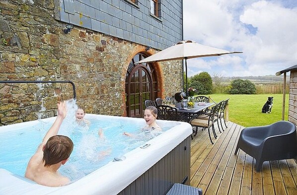 THE GRANARY WITH ITS SUPERB HOT TUB